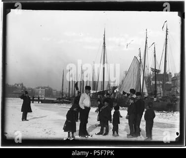 N/A. Nederlands: Beschrijving Amstel  Links gezien in noordelijke richting naar de Sarphatikade en Hoge Sluis (brug nr.246). Rechts is Weesperzijde. IJspret.  Documenttype foto  Vervaardiger Olie``, Jacob (1834-1905)  Collectie Collectie Jacob Olie Jbz.  Datering 1892 t/m 1893  Geografische naam Amstel  Inventarissen http://stadsarchief.amsterdam.nl/archief/10019 Afbeeldingsbestand 10019A000981 Generated with Dememorixer . 1892 t/m 1893.   Jacob Olie  (1834–1905)     Alternative names Jacob Olie Jbz. Jacob Olie Jbzn.  Description Dutch photographer  Date of birth/death 19 October 1834 25 April Stock Photo